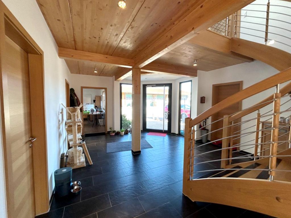 Diele mit Blick Richtung Windfang und Büro