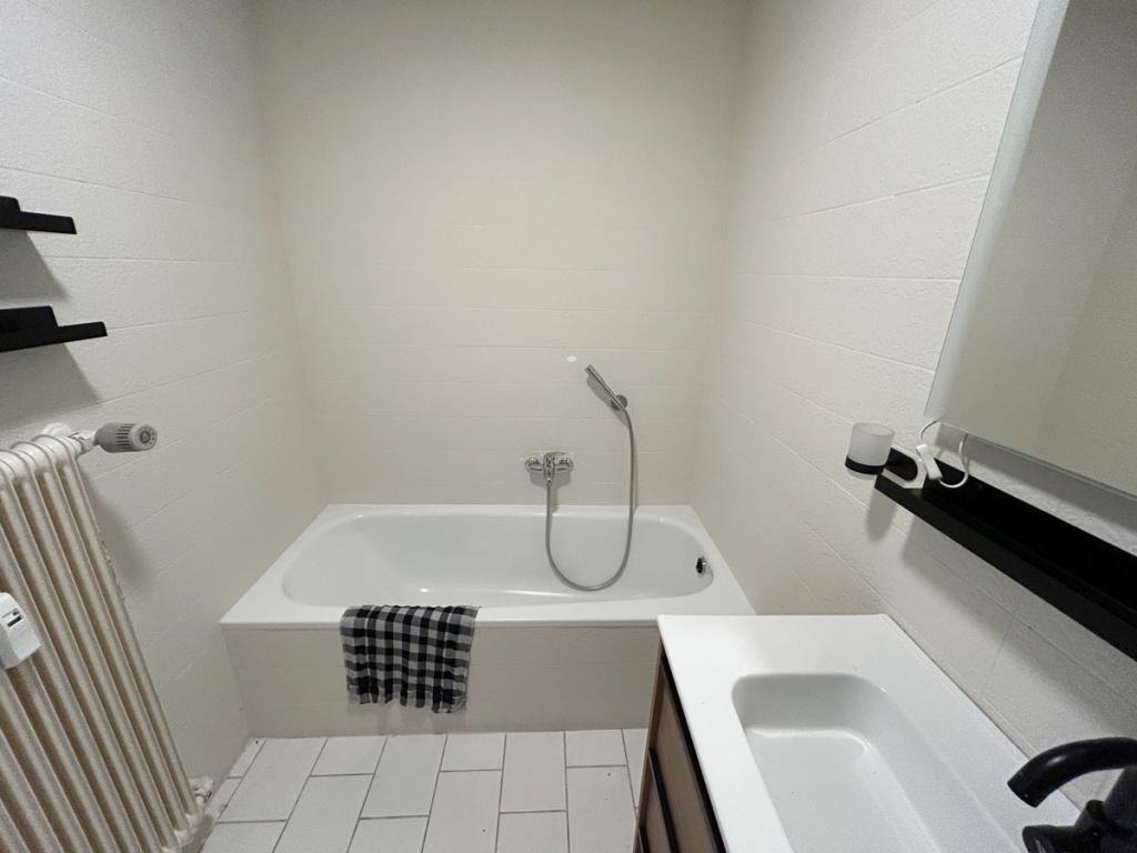 Wohnung Nr. 4: Badezimmer mit Badewanne und Dusche