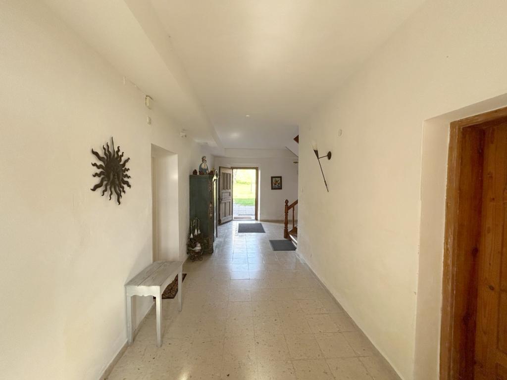 Flur mit Blick Richtung Treppenhaus