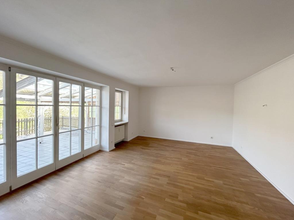 Wohnung Nr. 4: Wohnzimmer mit Zugang zur Dachterrasse