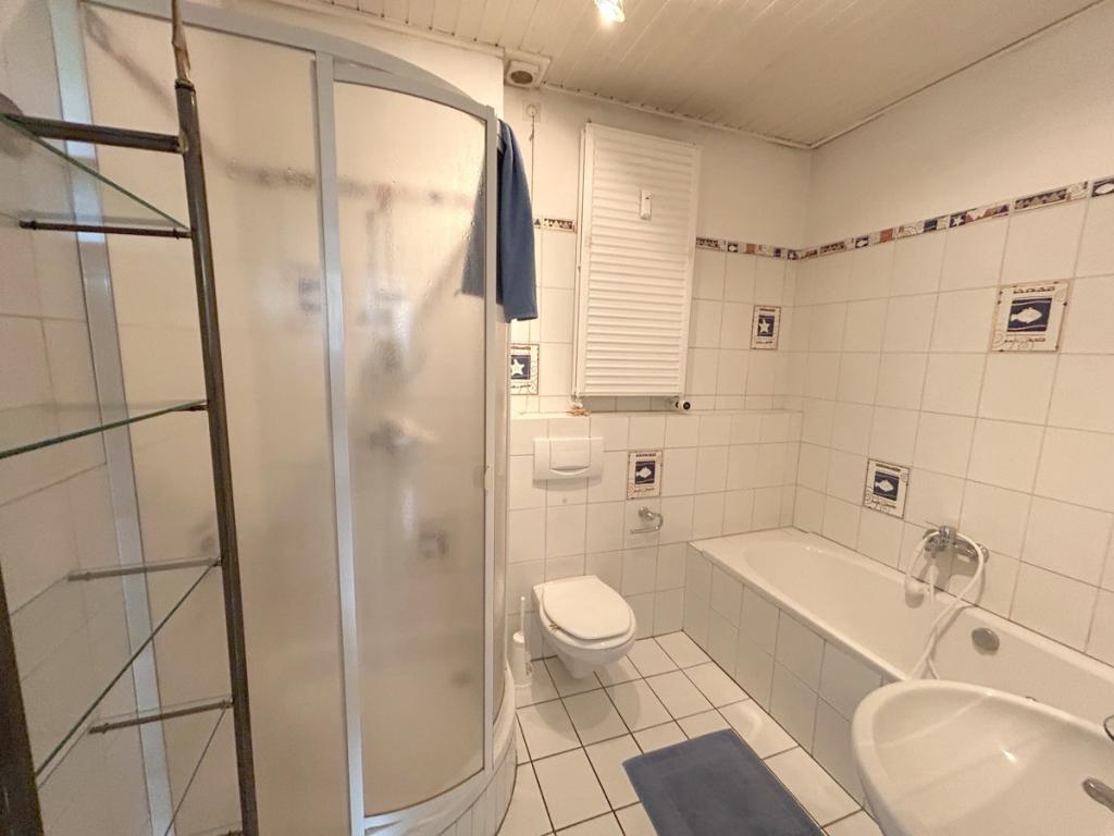 Wohnung Nr. 2: Badezimmer mit Badewanne und Dusche