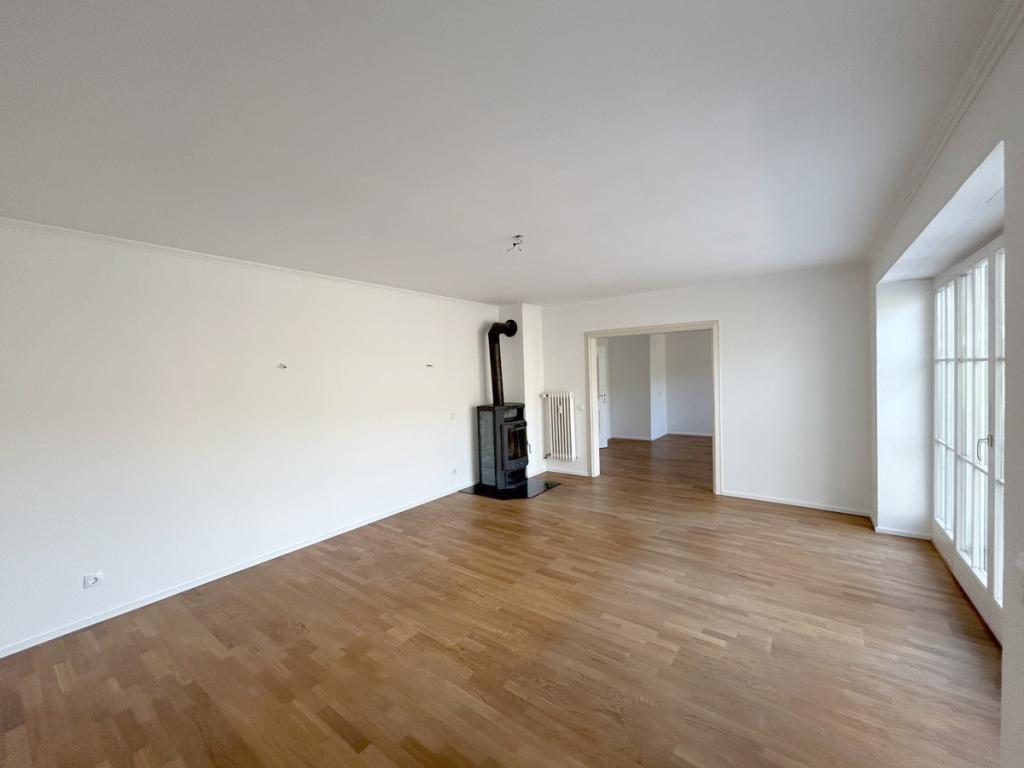 Wohnung Nr. 4: Wohnzimmer mit Holzofen