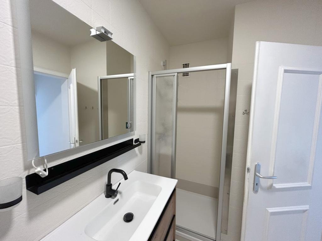 Wohnung Nr. 4: Badezimmer mit Dusche und Badewanne