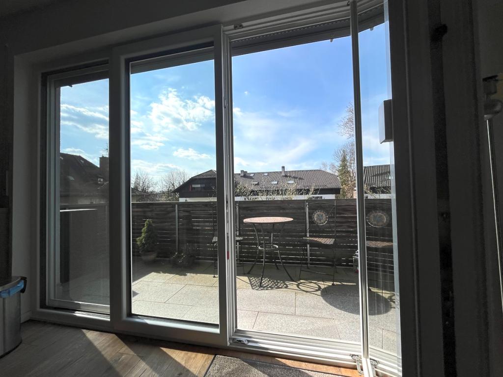 Blick vom Essbereich auf den Balkon