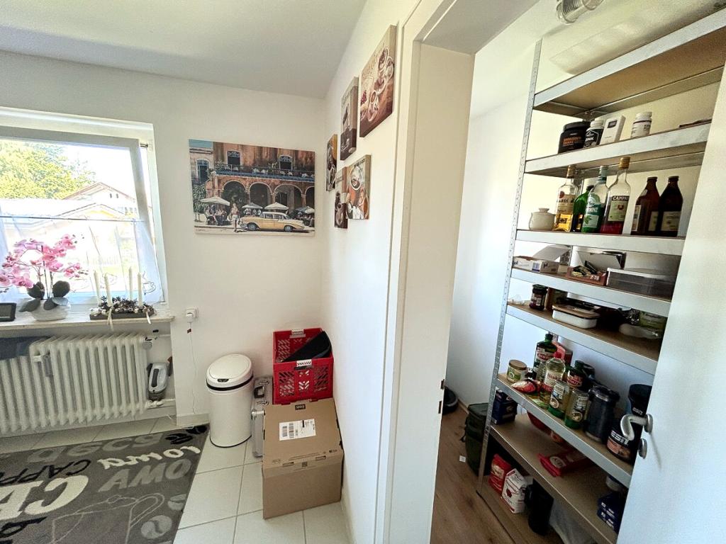 Küche mit Speisekammer