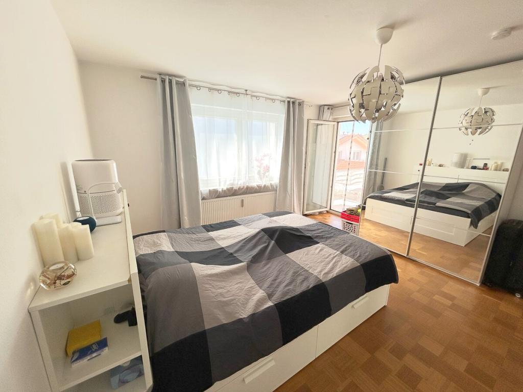 Schlafzimmer mit Zugang zum Balkon