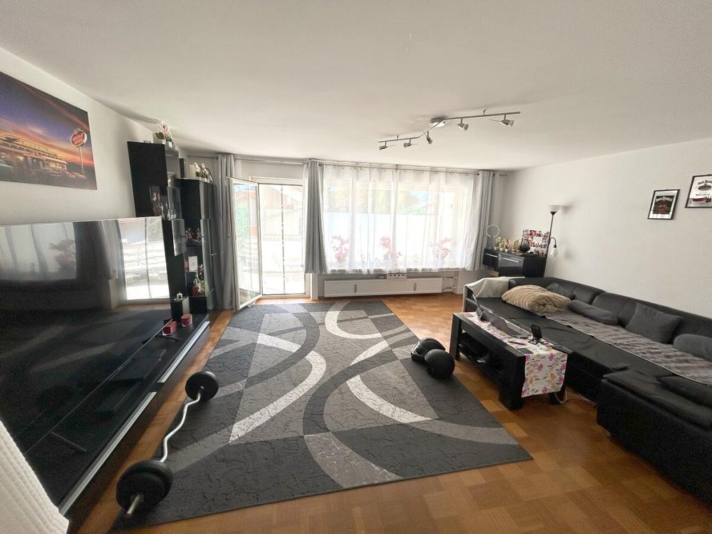 Wohnzimmer mit Zugang zum Balkon