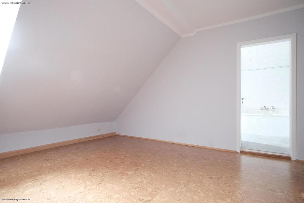 Ruhige Altbauwohnung in zentralster Lage! Frei ab 01.09.2026 - Photo 2