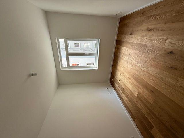 Leeres Zimmer mit Holzboden
