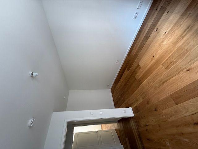 Leerer Raum mit Holzboden