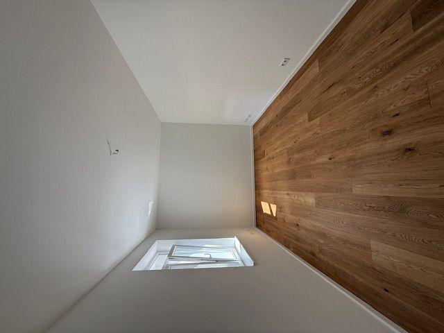 Helles Zimmer mit Holzboden