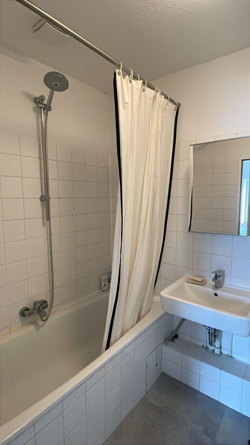 Helles Badezimmer mit Dusche