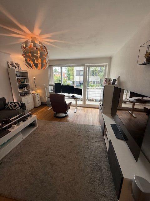Helles Wohnzimmer mit Balkon
