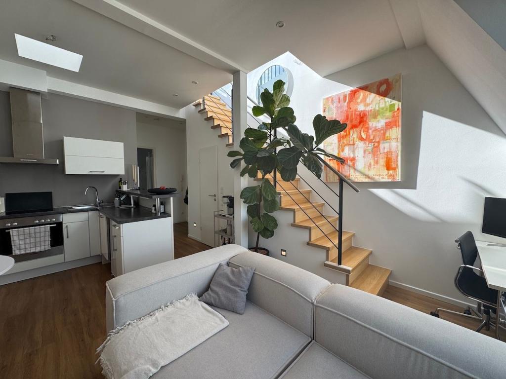Modernes, helles Wohnzimmer