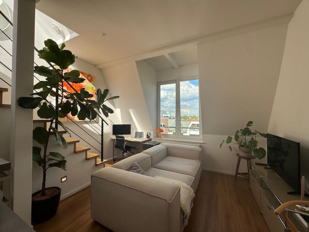 Helles Wohnzimmer mit Terrasse