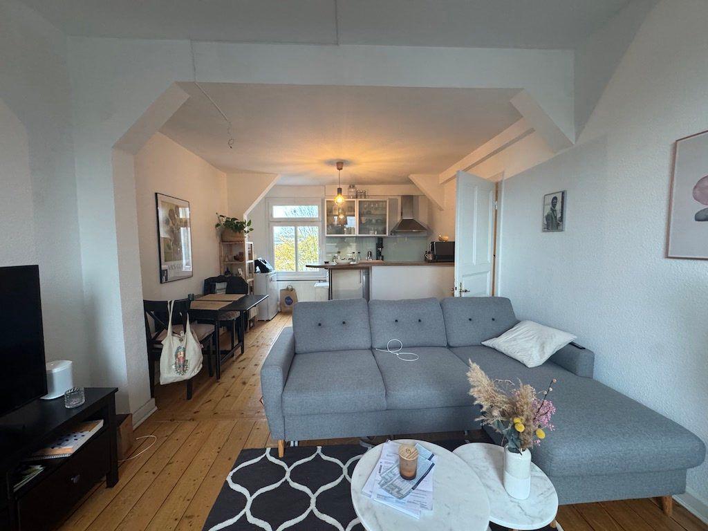 Loftartige 3 Zi.Dachgeschosswohnung mit offener EBK und sonniger Loggia - Photo 1