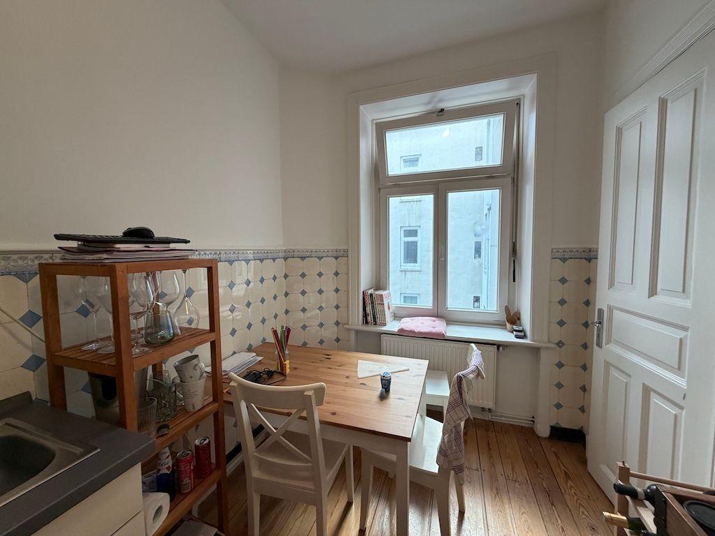 Helle 2 Zimmer-Altbauwohnung mit Balkon in Toplage von Winterhude - Photo 2