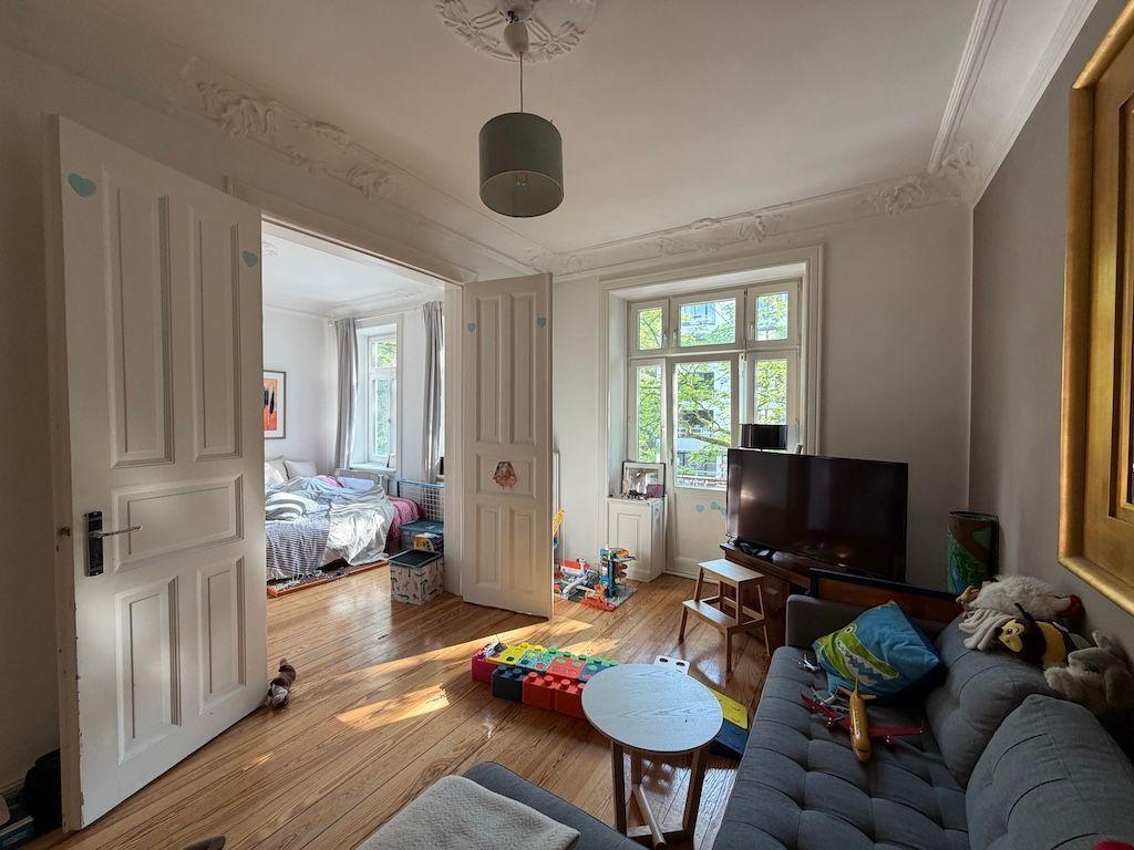 Helle 2 Zimmer-Altbauwohnung mit Balkon in Toplage von Winterhude - Photo 1