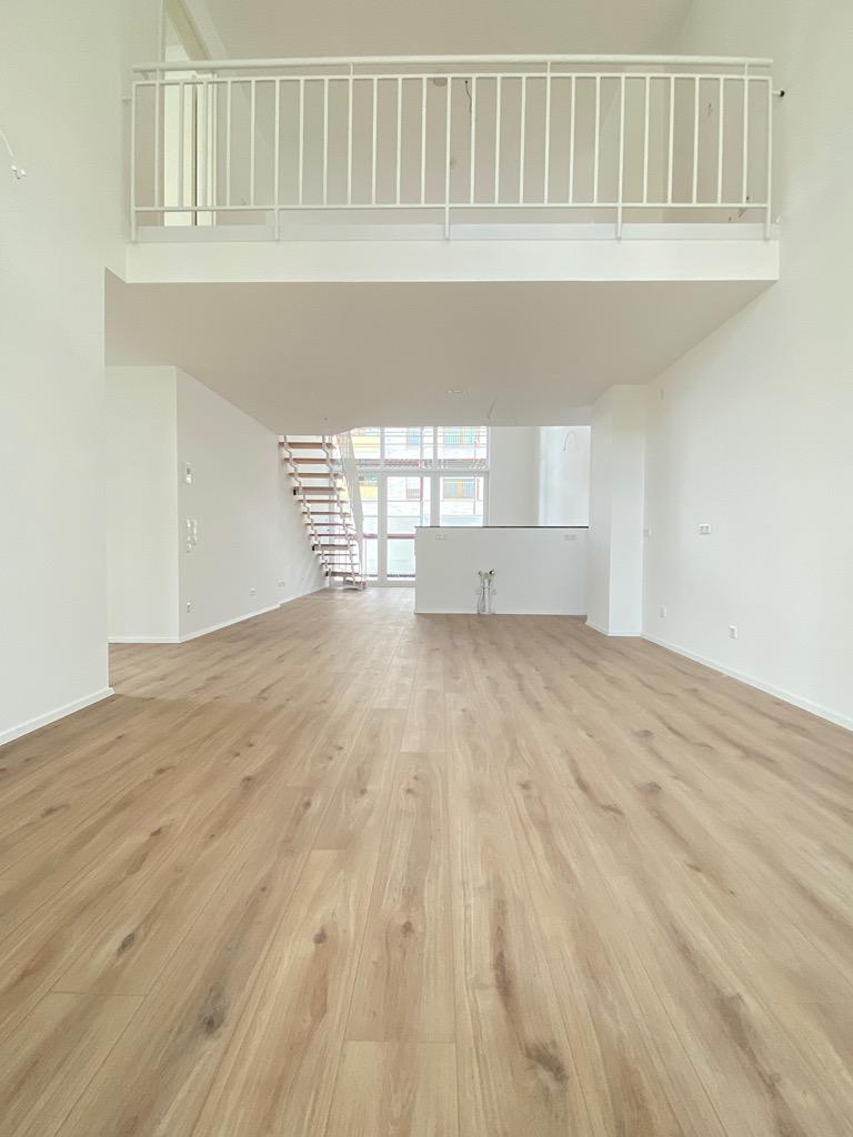 <h1 class="md:text-xl md:leading-6 mt-4 md:mt-10 lg:mb-6 mb-3 text-primary-500 font-semibold text-base leading-5"> Maisonette in Köln (Nippes) </h1> - Foto 3