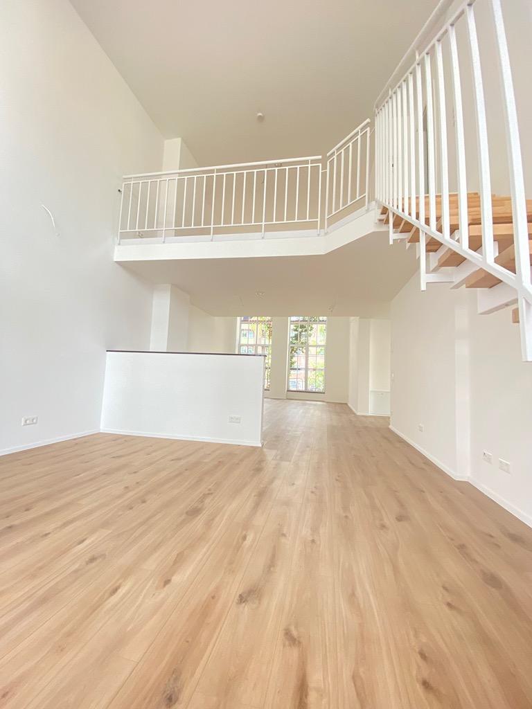 <h1 class="md:text-xl md:leading-6 mt-4 md:mt-10 lg:mb-6 mb-3 text-primary-500 font-semibold text-base leading-5"> Maisonette in Köln (Nippes) </h1> - Foto 1