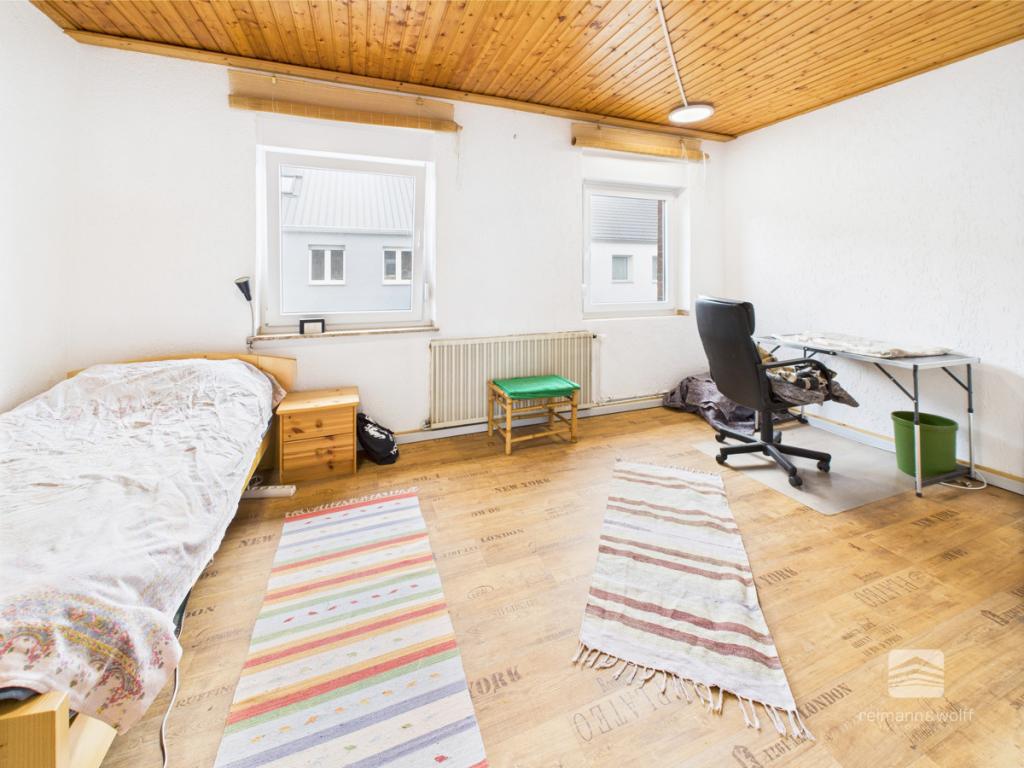 Schlafzimmer 1/3