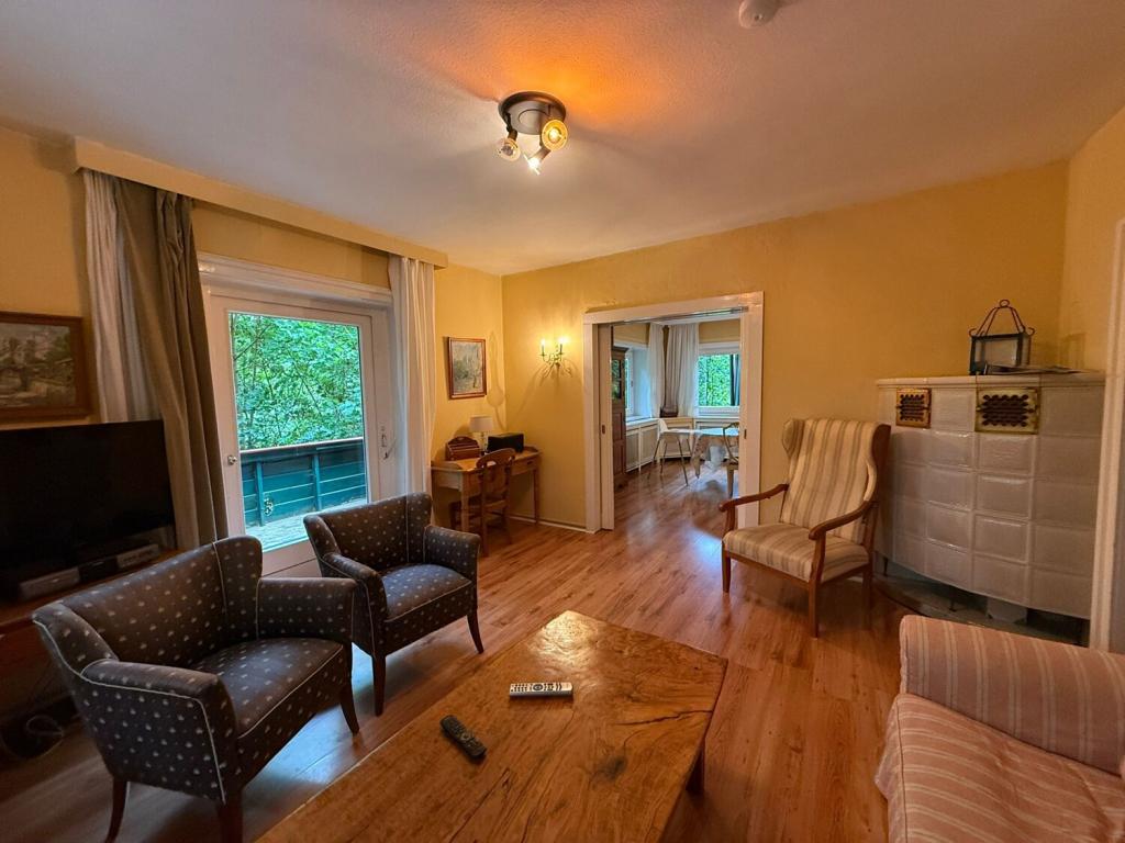 Wohnzimmer mit Ausgang zur Terrasse 