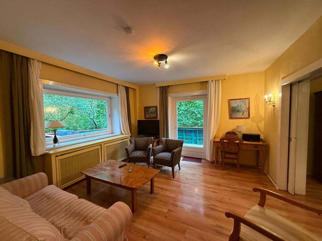 Wohnzimmer mit Ausgang zur Terrasse 