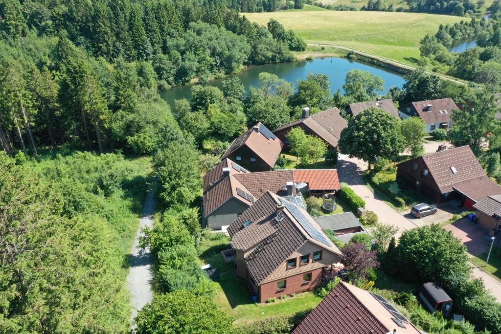 Gesamtansicht mit Teich