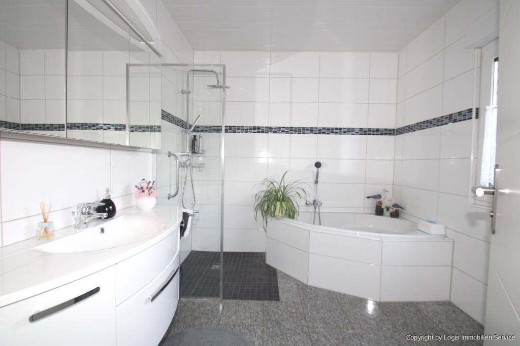 Erstes Badezimmer