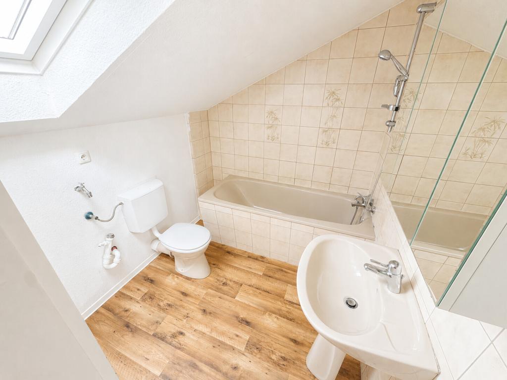 Großzügige Dachgeschosswohnung in Altbauvilla - Photo 3