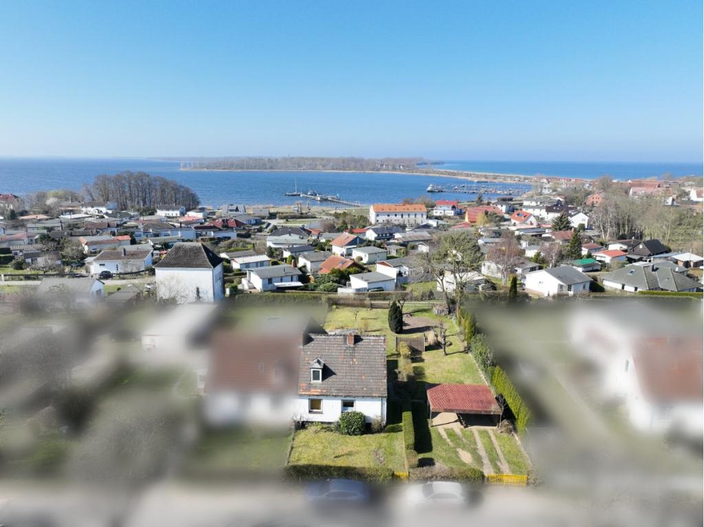 Luftbild von Osten, im Hintergrund Salzhaff und Ostsee