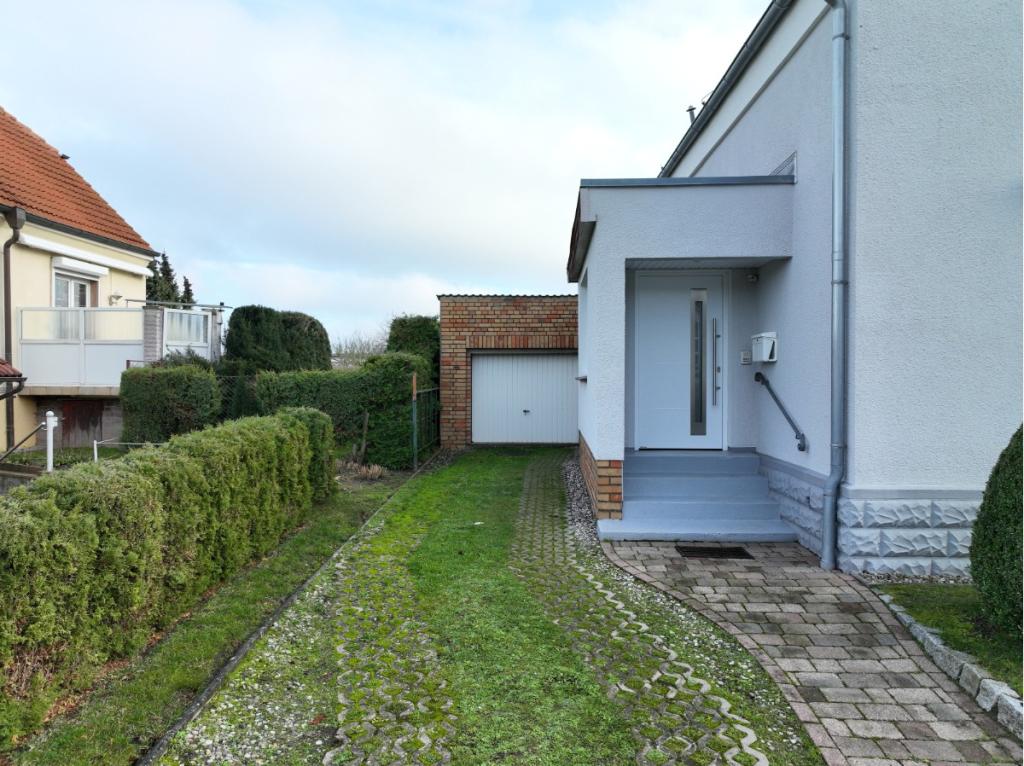 Hauseingang und Zufahrt zur Garage