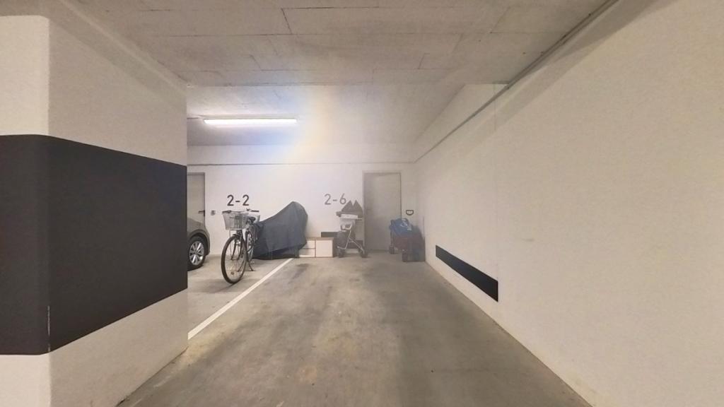 Stellplatz in der Tiefgarage, dahinter der Kellerraum
