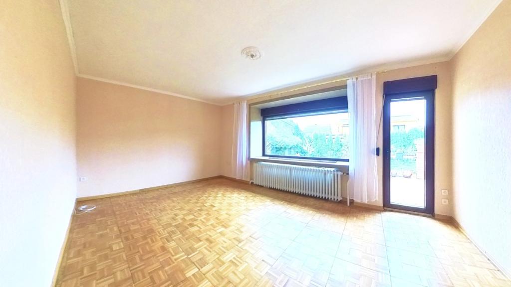 Großzügiges Wohnzimmer mit direktem Zugang zur Terrasse