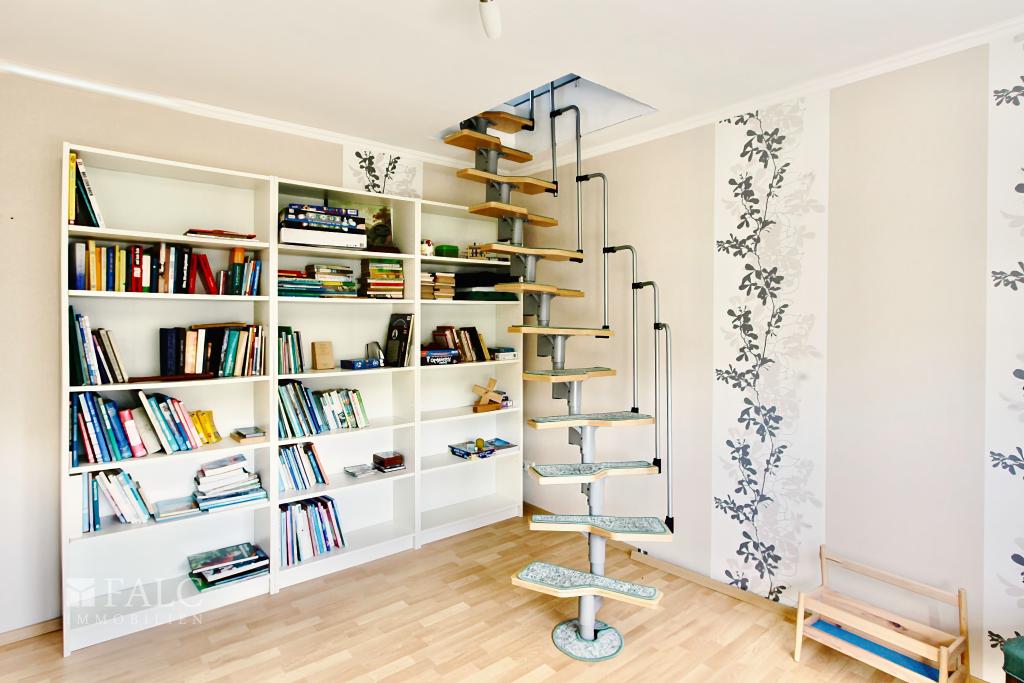 Zimmer mit Zugang zum Dachboden OG