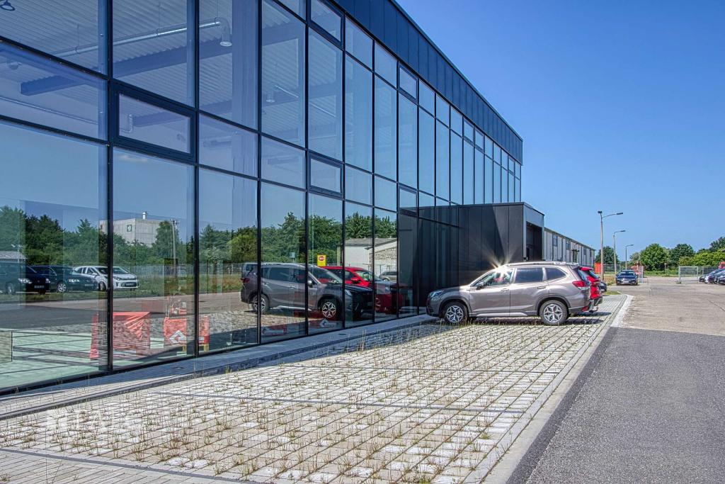 Parkplätze vor dem Gebäude