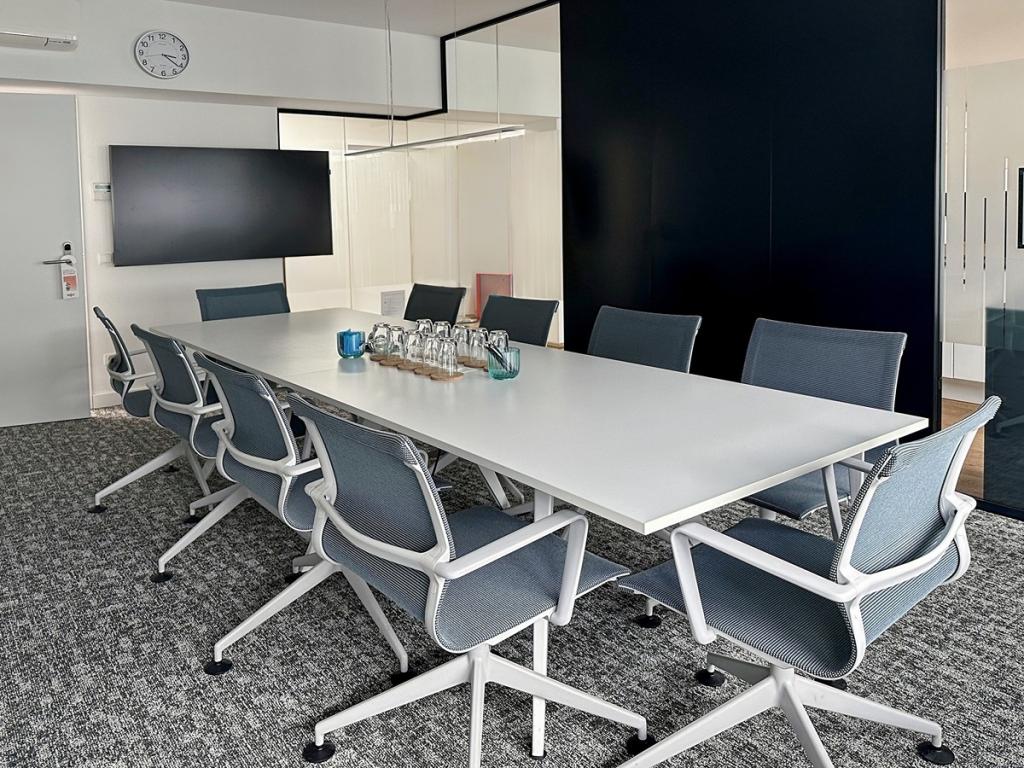 RegusBismarckstrasseMönchenglabach_Germany_centre 4743_Board Room 1..jpg