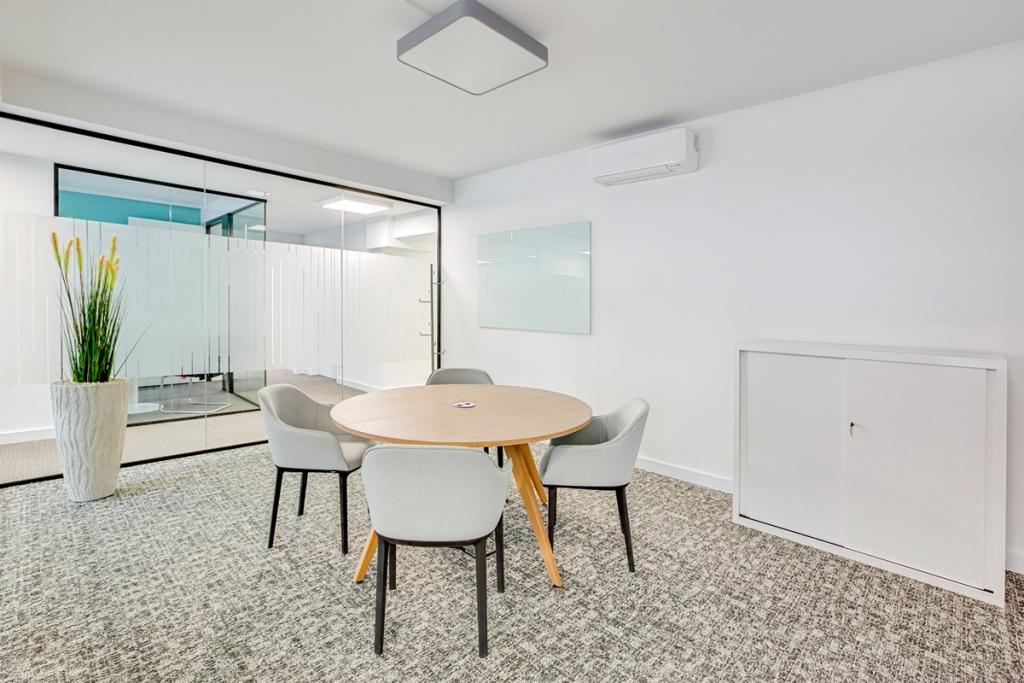 RegusBismarckstrasseMönchenglabach_Germany_centre 4743_Meeting Room 1..jpg