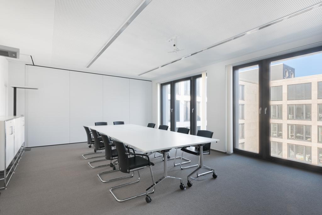 Regus_BerlinAirport_2763_Schönefeld_Germany_LargeMeetingRoom.jpg