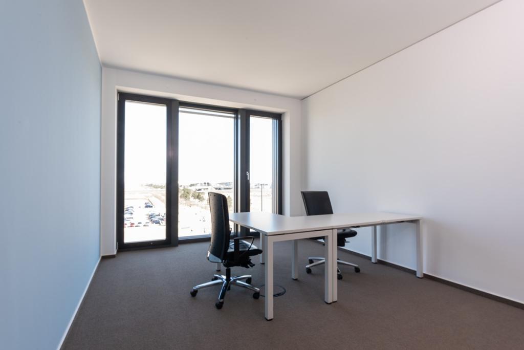 Regus_BerlinAirport_2763_Schönefeld_Germany_SmallOffice.jpg