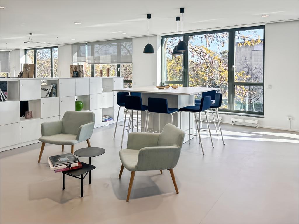 Regus_Colonius Carré_Germany_Centre 5194_Business Lounge 1..jpg