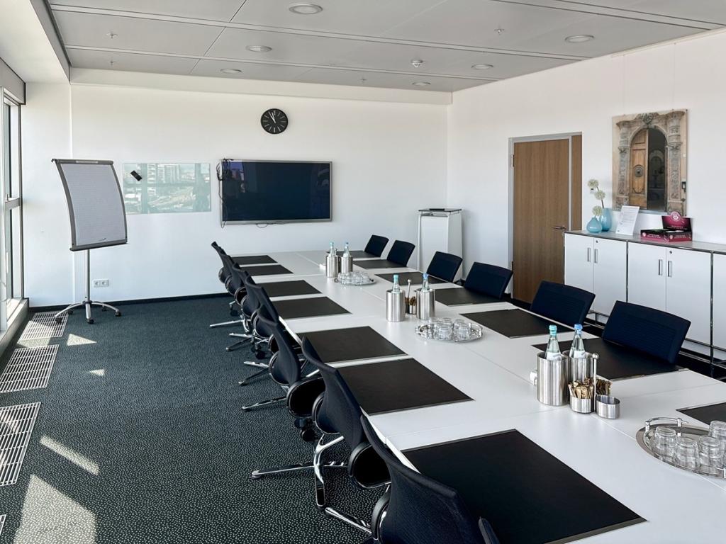 Regus_Hauptbahnhof Europaplatz_Germany_Centre 2761_Board Room 1.jpg