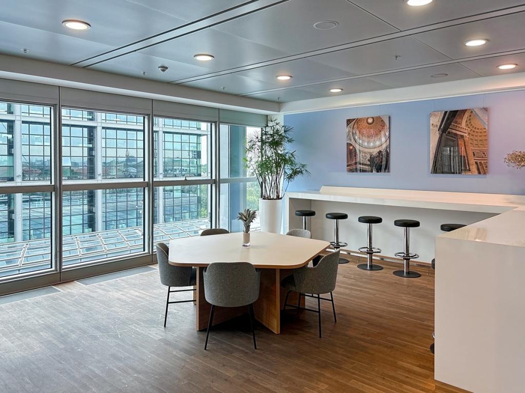 Regus_Hauptbahnhof Europaplatz_Germany_Centre 2761_Business Lounge 1.jpg