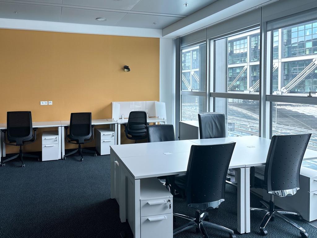 Regus_Hauptbahnhof Europaplatz_Germany_Centre 2761_Co-working.jpg