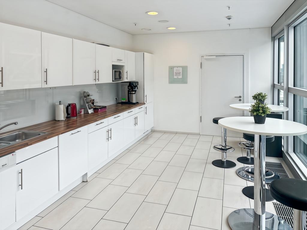 Regus_Hauptbahnhof Europaplatz_Germany_Centre 2761_Refresh Area.jpg