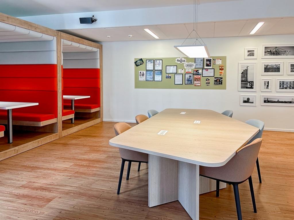 Regus_Kapstadtring 7, Hamburg_Germany_Centre 4643_Business Lounge .jpg
