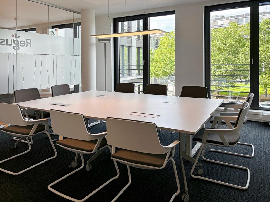 Regus_Kapstadtring 7, Hamburg_Germany_Centre 4643_Meeting Room .jpg