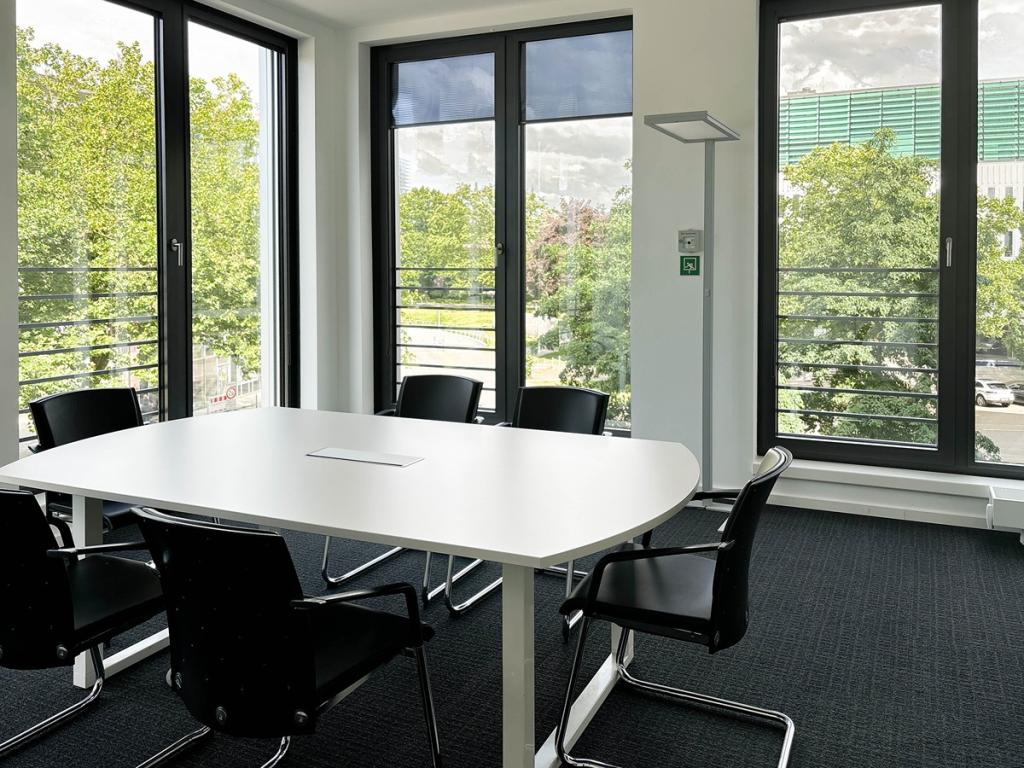 Regus_Kapstadtring 7, Hamburg_Germany_Centre 4643_Meeting Room 2.jpg