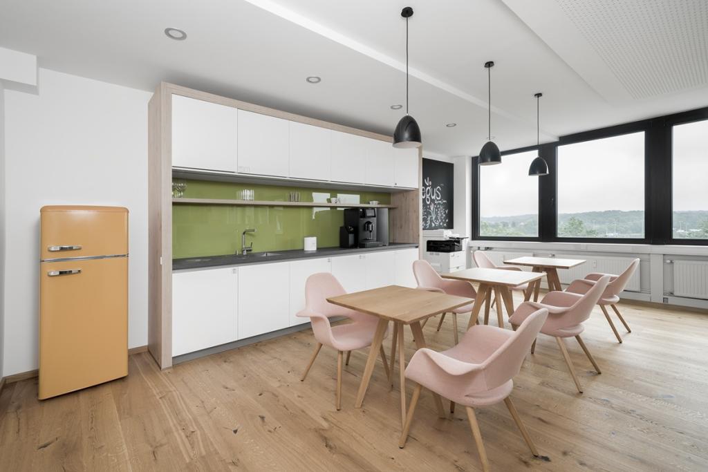 Regus_Lyoner Stern_5166_Frankfurt_Germany_Kitchen.jpg