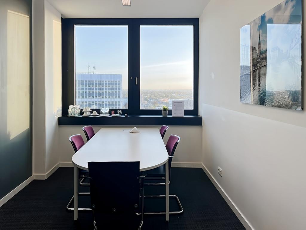 Regus_Mundsburgtower_Germany_Centre 3914_Board Room 2.jpg